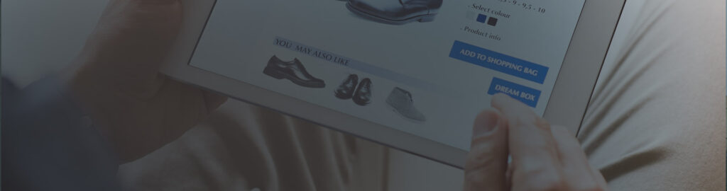 Tablette ouverte sur une page d'achet en ligne